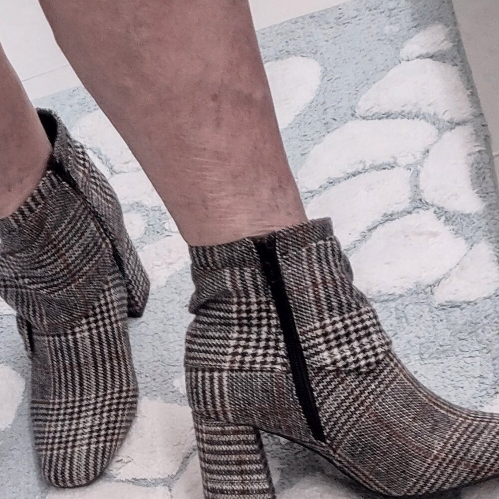 Burberry pattern ankle boots. NWOT. 3" heel. Sz 6.5 - Picture 4 of 4